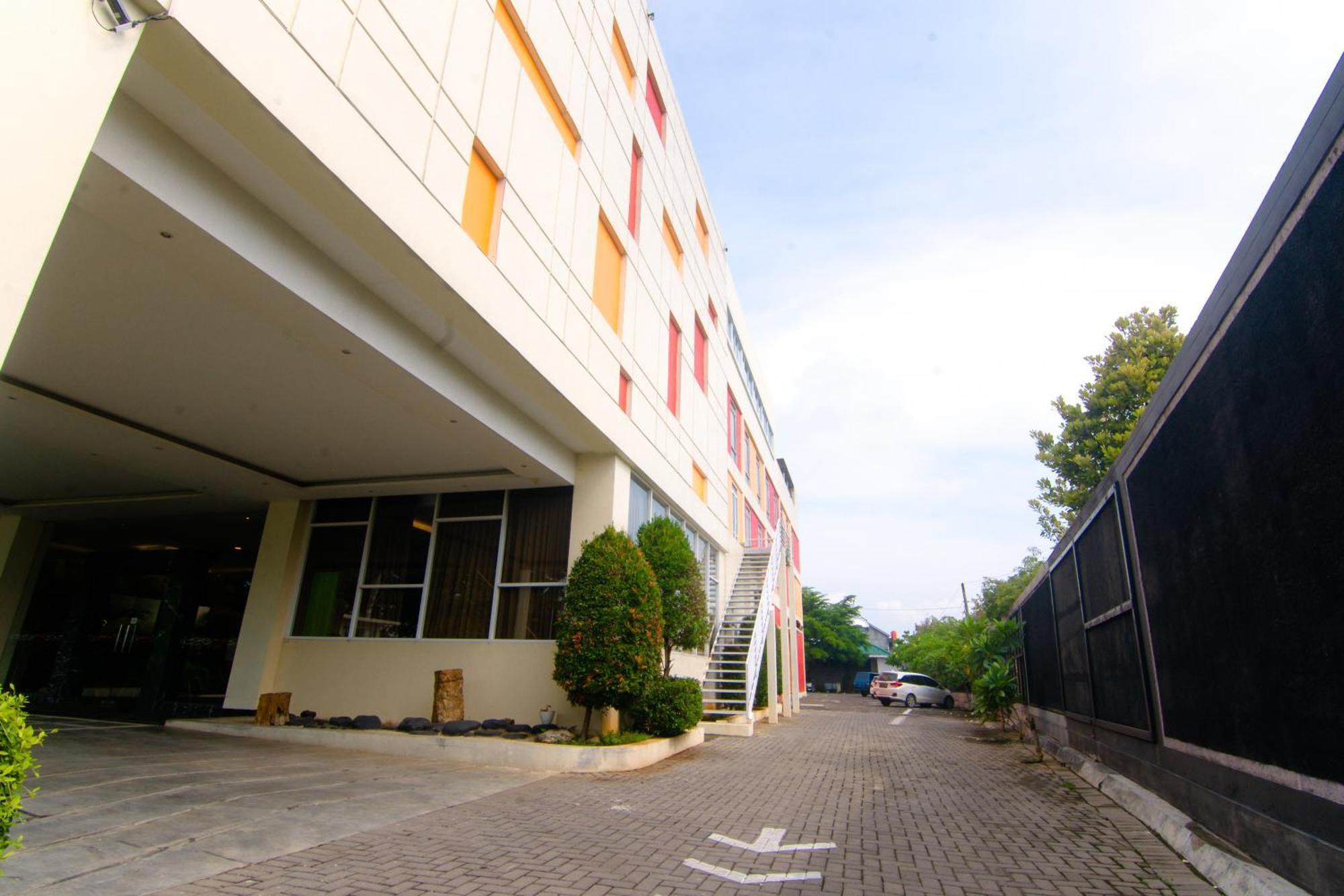 Front One Hotel Purwodadi Purwodadi  Exterior foto