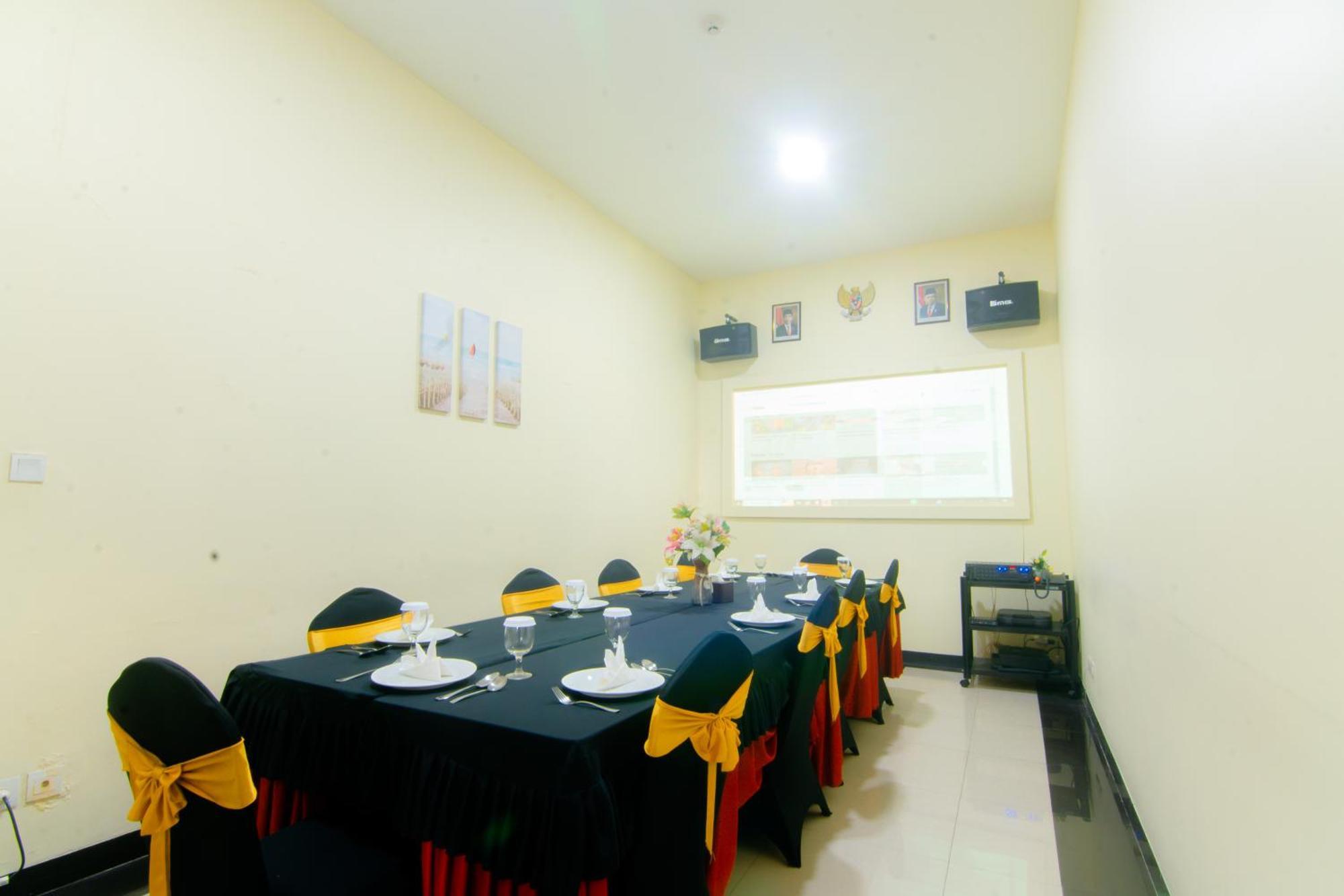 Front One Hotel Purwodadi Purwodadi  Exterior foto