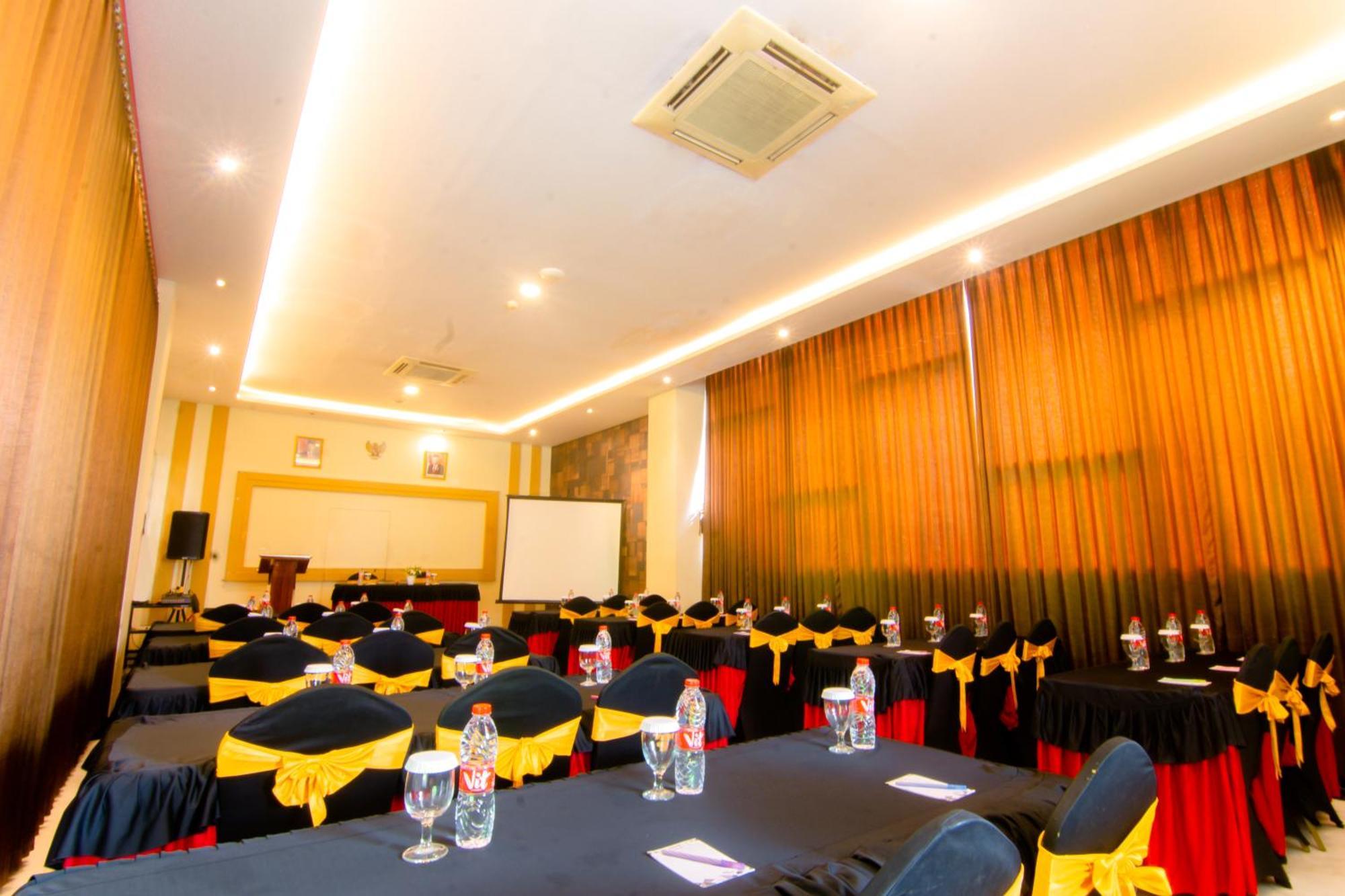 Front One Hotel Purwodadi Purwodadi  Exterior foto