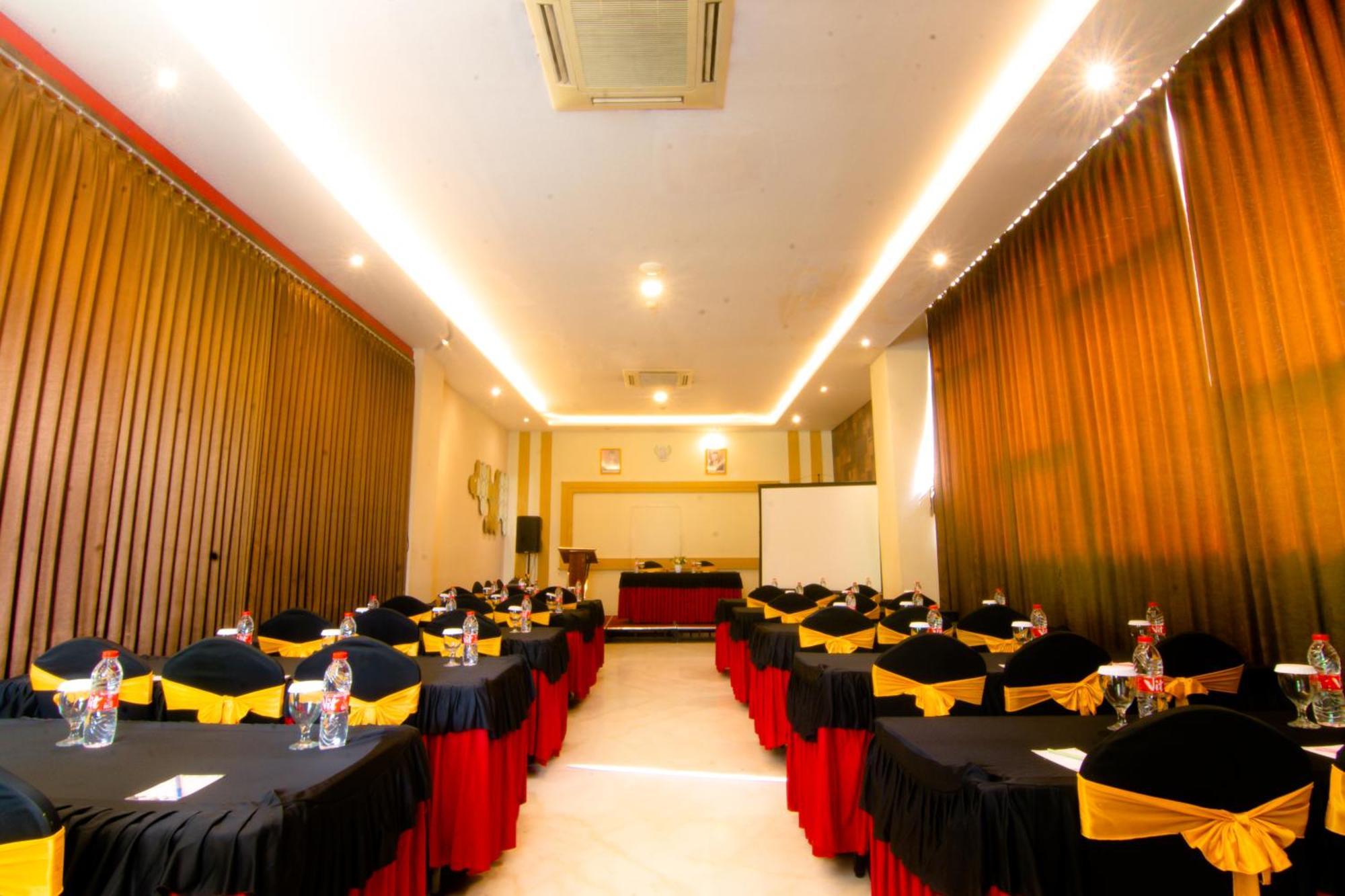 Front One Hotel Purwodadi Purwodadi  Exterior foto