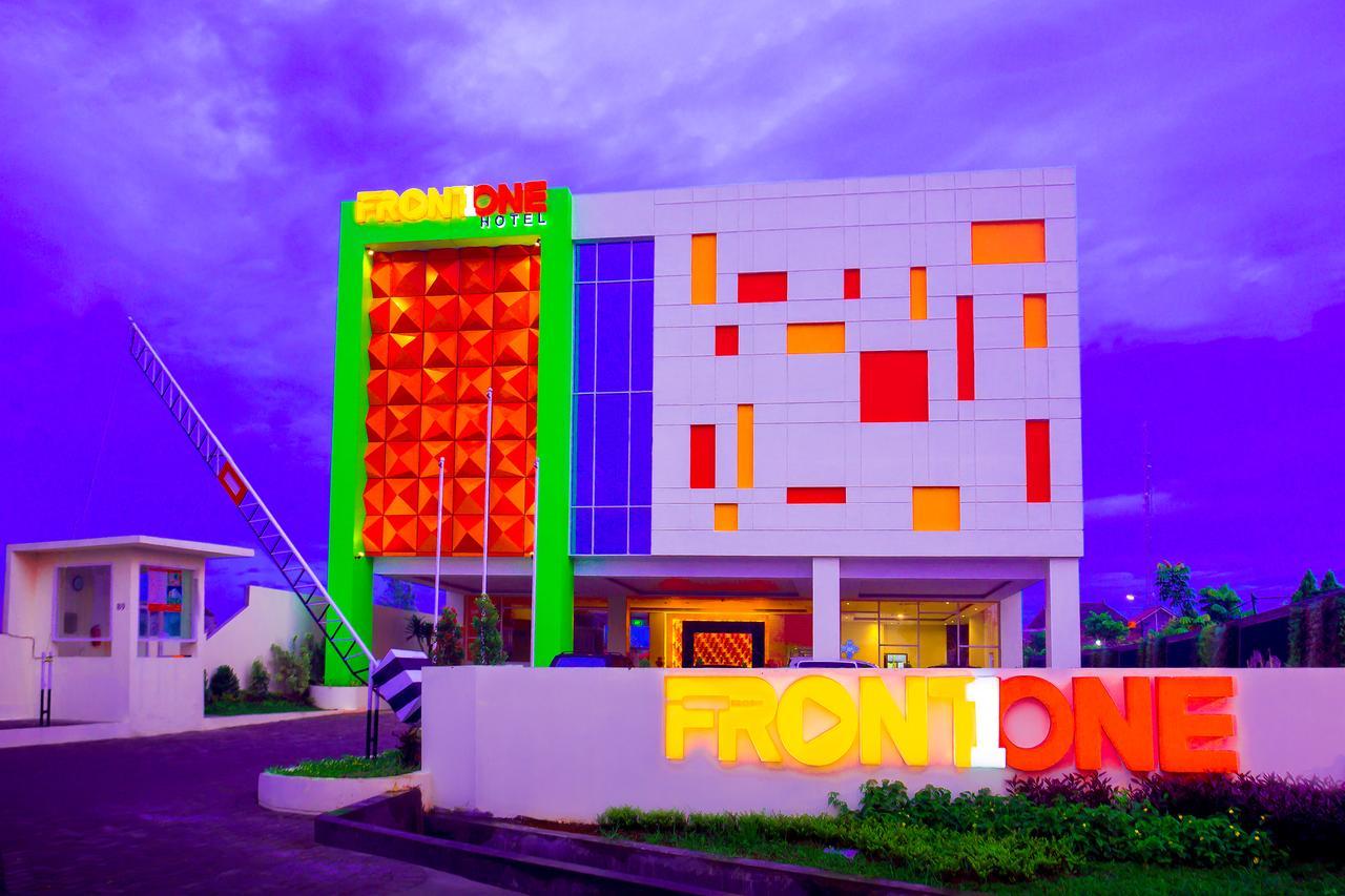 Front One Hotel Purwodadi Purwodadi  Exterior foto
